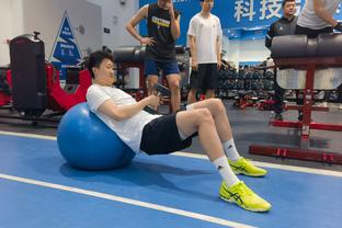 篮网官方发布伤病报告：本-西蒙斯因左背部神经压迫继续缺阵